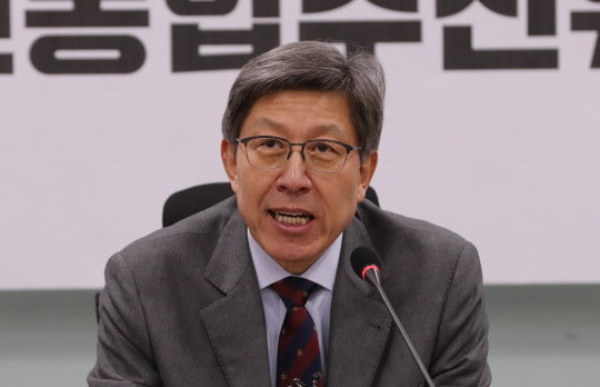 박형준 혁통위원장이 28일 국회 의원회관에서 열린 혁신통합추진위원회 8차회의에서 발언하고 있다.  연합뉴스